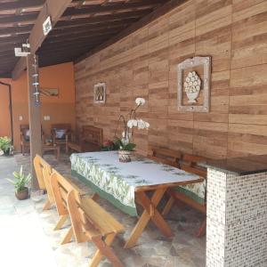 a dining room with a table and chairs at Casa em Paraty - próximo das cachoeiras! in Paraty +8 photos