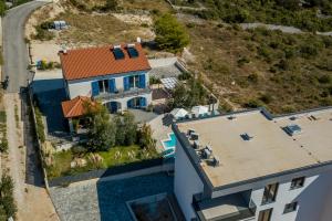 una vista aerea di una casa con piscina di Villa Salacija a Zečevo
