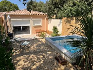 un patio trasero con piscina y una casa en Magnifique villa avec piscine en Provence, en Bédarrides