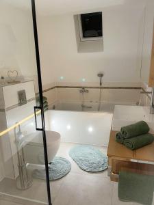 Super Lodge Kulmbach في كولمباخ: حمام مع حوض استحمام ومرحاض
