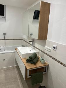Super Lodge Kulmbach في كولمباخ: حمام أبيض مع حوض ومرآة