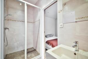 łazienka z prysznicem i umywalką w obiekcie 02#Duplex 2Bedrooms#Sèvres Lecourbe#Necker w Paryżu +9 zdjęć