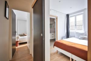 mała sypialnia z łóżkiem i oknem w obiekcie 02#Duplex 2Bedrooms#Sèvres Lecourbe#Necker w Paryżu