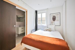 Łóżko lub łóżka w pokoju w obiekcie 02#Duplex 2Bedrooms#Sèvres Lecourbe#Necker