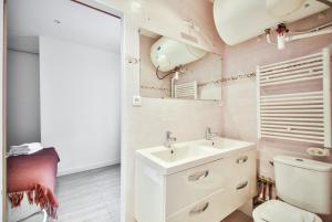 łazienka z umywalką i toaletą w obiekcie 02#Duplex 2Bedrooms#Sèvres Lecourbe#Necker w Paryżu