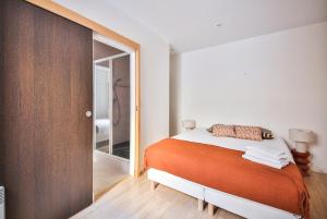 Łóżko lub łóżka w pokoju w obiekcie 02#Duplex 2Bedrooms#Sèvres Lecourbe#Necker