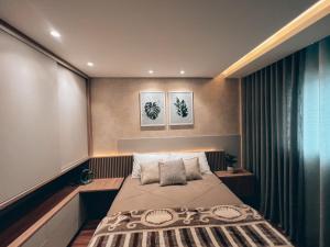 سرير أو أسرّة في غرفة في Apto conforto extremo no melhor do Centro de CWB