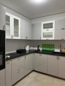 Una cocina o zona de cocina en Three Bedroom apartment in City centre with a Grand Garden