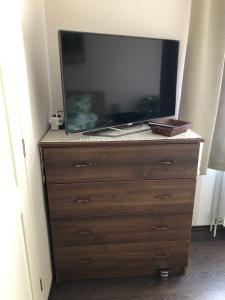 a dresser with a television on top of it at Panoráma Apartman Felsötárkány in Felsőtárkány