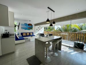 a kitchen and living room with a table and chairs at Deplaya Zorritos-Tumbes in Bocapán