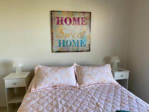 Un dormitorio con una cama y un cuadro en la pared. en Bellísimo departamento de un dormitorio, ubicación inmejorable, en Rosario