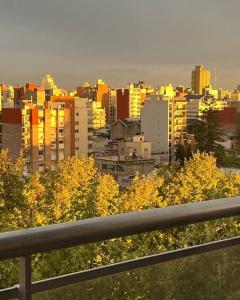 vistas a una ciudad con edificios y árboles en Bellísimo departamento de un dormitorio, ubicación inmejorable en Rosario