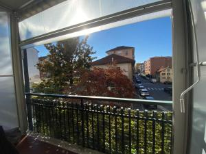 ein Fenster mit Blick auf eine Stadtstraße in der Unterkunft DORA Rooms and terrace, Parco Dora in Turin