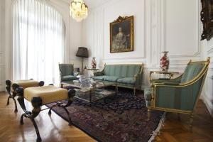 a living room with chairs and a couch and a table at Leonardo Da Vinci Residence in Buenos Aires