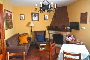 sala de estar con sofá y chimenea en Casa La Quintana en Oceño