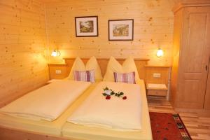 a bedroom with a bed in a log cabin at Bioblockhaus Katschberg in Katschberghöhe