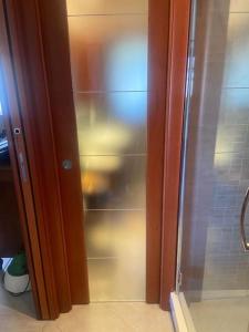 a glass shower door in a bathroom at SAUZE COMODO PISTA CLOTES, CENTRALE CON PARKING in Sauze dʼOulx +13 photos