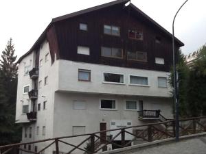 a building with a wooden roof on top of it at SAUZE COMODO PISTA CLOTES, CENTRALE CON PARKING in Sauze dʼOulx