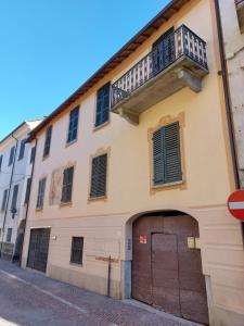 um edifício com garagem e varanda em Casa San Rocco em Chiusa di Pesio