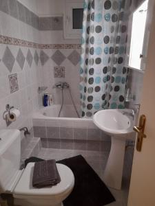 Koupelna v ubytování Alex House + 28 fotografií