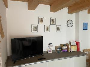una TV a schermo piatto seduta sopra un armadio di Suite In Centro Storico a Caorle