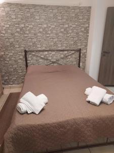 Una cama con dos almohadas blancas encima. en Boutique Kalithea, en Atenas