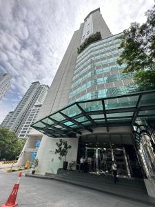 吉隆坡的住宿－One @ bukit Ceylon Kuala Lumpur City Center, Bukit Bintang，一座高大的建筑,前面的人在
