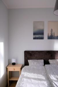- une chambre dotée d'un lit et d'une table de chevet en bois avec un lit sidx sidx dans l'établissement Pająkówka Apartament I, à Kościelisko