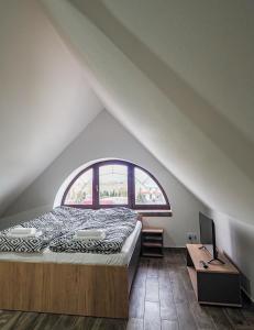 a bedroom with a bed and a large window at Restauracja Biały Kruk in Górno