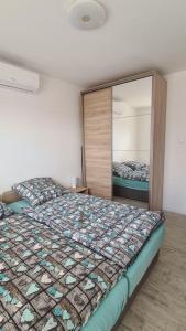 1 dormitorio con cama y espejo grande en Wake domek Blue House Januszkowice, en Januszkowice