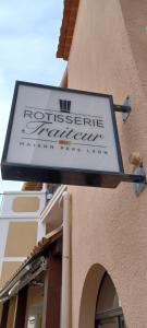 a sign for a restaurant on the side of a building at Village Cap Estérel Agay St Raphaël vue mer et piscine in Agay - Saint Raphael