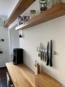 uma cozinha com um balcão com facas na parede em Słoneczny apartament em Katowice