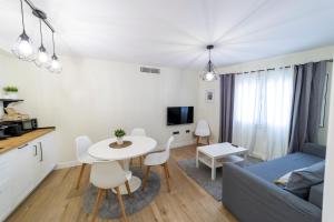 TV a/nebo společenská místnost v ubytování Apartamentos San Lazaro