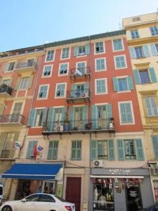 un edificio con un coche aparcado delante de él en Homelivia, Lovely One bedroom flat Place GARIBALDI et PORT, en Niza