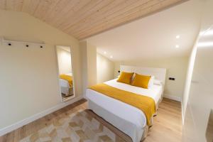 Postel nebo postele na pokoji v ubytování Apartamentos San Lazaro
