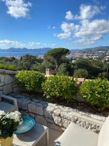 - une vue depuis le balcon d'une maison dans l'établissement Villa Galateias, un coin de Paradis, superbe vue avec piscine, à Cannes