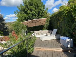 Vonkajšia záhrada v ubytovaní Villa Galateias, un coin de Paradis, superbe vue avec piscine privée