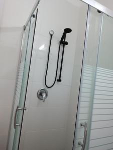 um chuveiro com duas mangueiras na casa de banho em דירות אירוח לכל מטרה em Bersebá