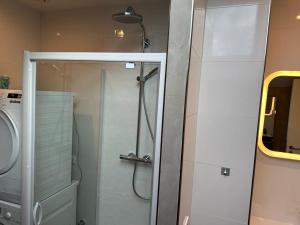eine Dusche mit Glastür im Bad in der Unterkunft Vaste appartement cosy avec parking gratuit et espace de travail in Illkirch-Graffenstaden