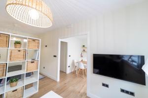 TV a/nebo společenská místnost v ubytování Apartamentos San Lazaro