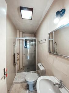 a bathroom with a shower and a toilet and a sink at Frente mar in Piçarras