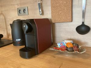Príslušenstvo na prípravu kávy alebo čaju v ubytovaní Moderný apartmán A408 v centre NR, parkovanie v cene