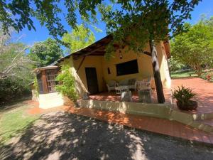 una casa con patio y un árbol en Casa tradicional en Chacras de Coria en Luján de Cuyo