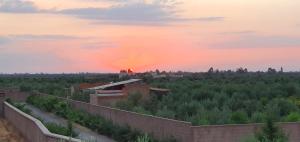 vistas a un campo con puesta de sol en DAR MORAD villa entière avec piscine privée ds une ferme de 4Ha, en Marrakech