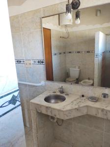 uma casa de banho com um lavatório e um WC em Casa Palazzo em Barra del Chuy