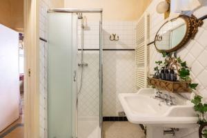 Et badeværelse på Central Elegant Apartment - Liberty House + 15 billeder