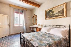 En eller flere senge i et værelse på Central Elegant Apartment - Liberty House