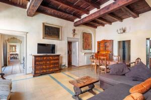 Et tv og/eller underholdning på Central Elegant Apartment - Liberty House