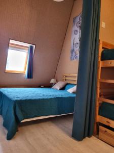 Appartement Mont Dore tout confort, 2 pièces, 4 personnes في لو مونت دوري: غرفة نوم مع سرير وسرير بطابقين