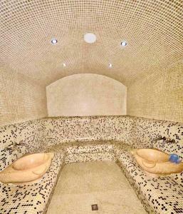 Free SPA Pirin lodge cosy apartment في بانسكو: حمام فيه مغسلتين ودورتين مياه
